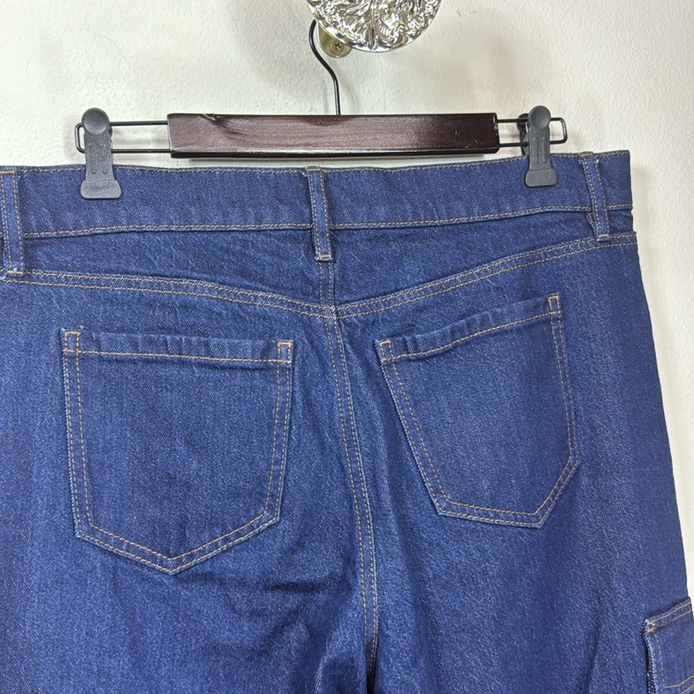 (R3) ANN TAYLOR
Wide-leg cargo jean with side pockets, size 12 P - Picture 6 of 16